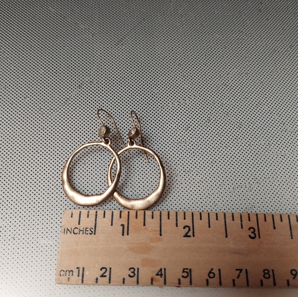 Gold tone hand hit texture pierced earrings with rhinestone - Picture 3 of 3